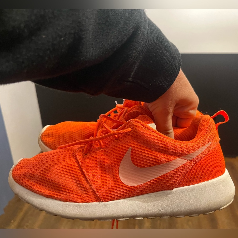 NIKE Roshe Orange Athletic Shoes Women 7